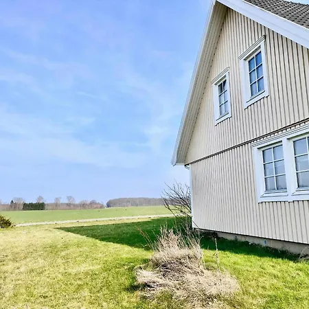 Villa Spacious In The Countryside Near The